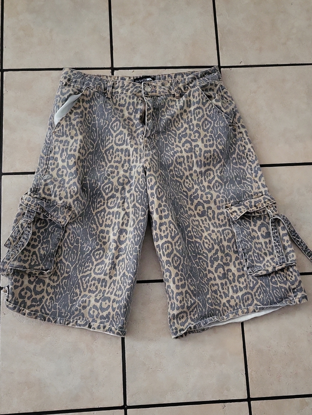 Fashion Nova Leopard Print Cargo Shorts Size 15